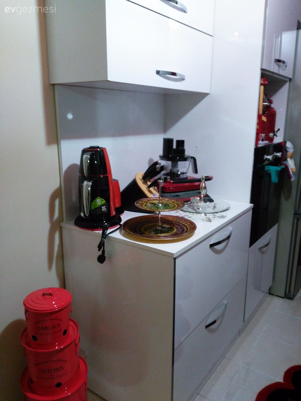 Kırmızı vurgulu, göz alıcı bir mutfak: Büşra hanımın mutfağı..