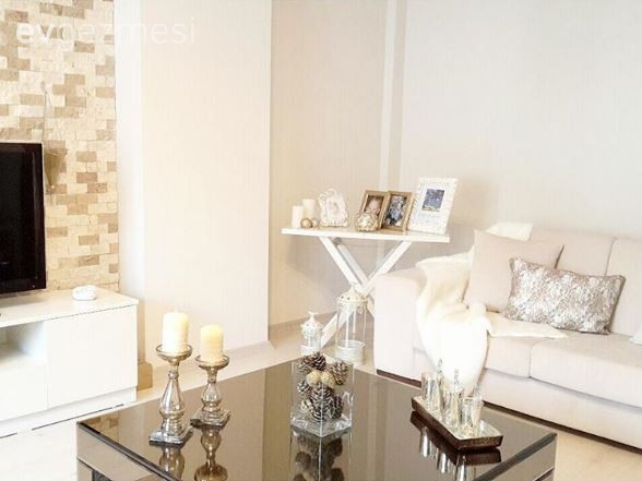 Şeyna hanımın nötr renklerde evinde, sofistike bir dekor..