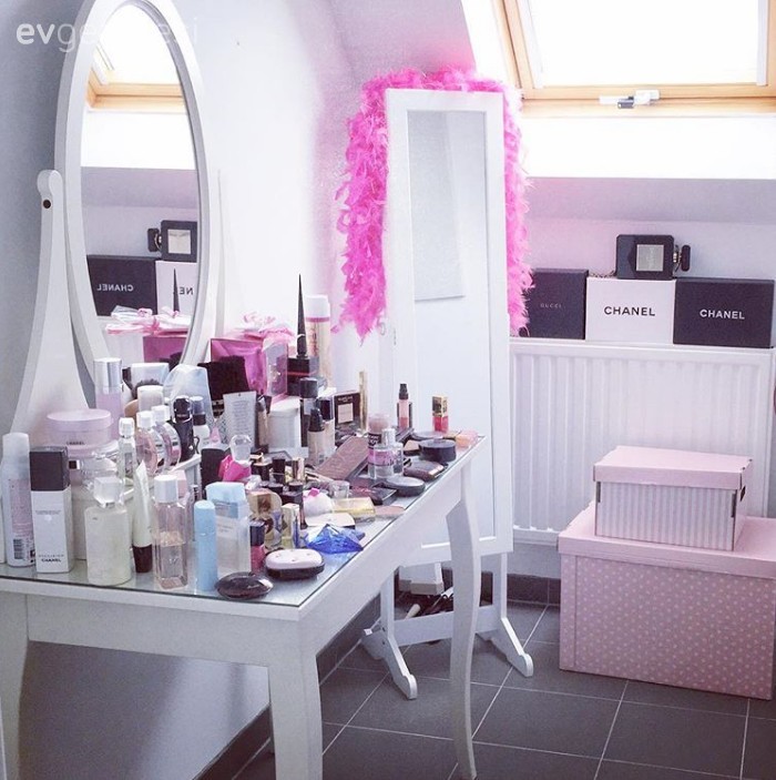 Çilem hanımın pembenin tonlarıyla dekore ettiği cıvıl cıvıl evi..