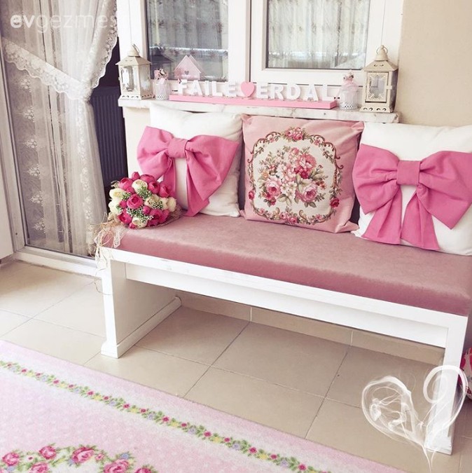 Klasik stilde pembe ve beyaz ağırlıklı bir ev..