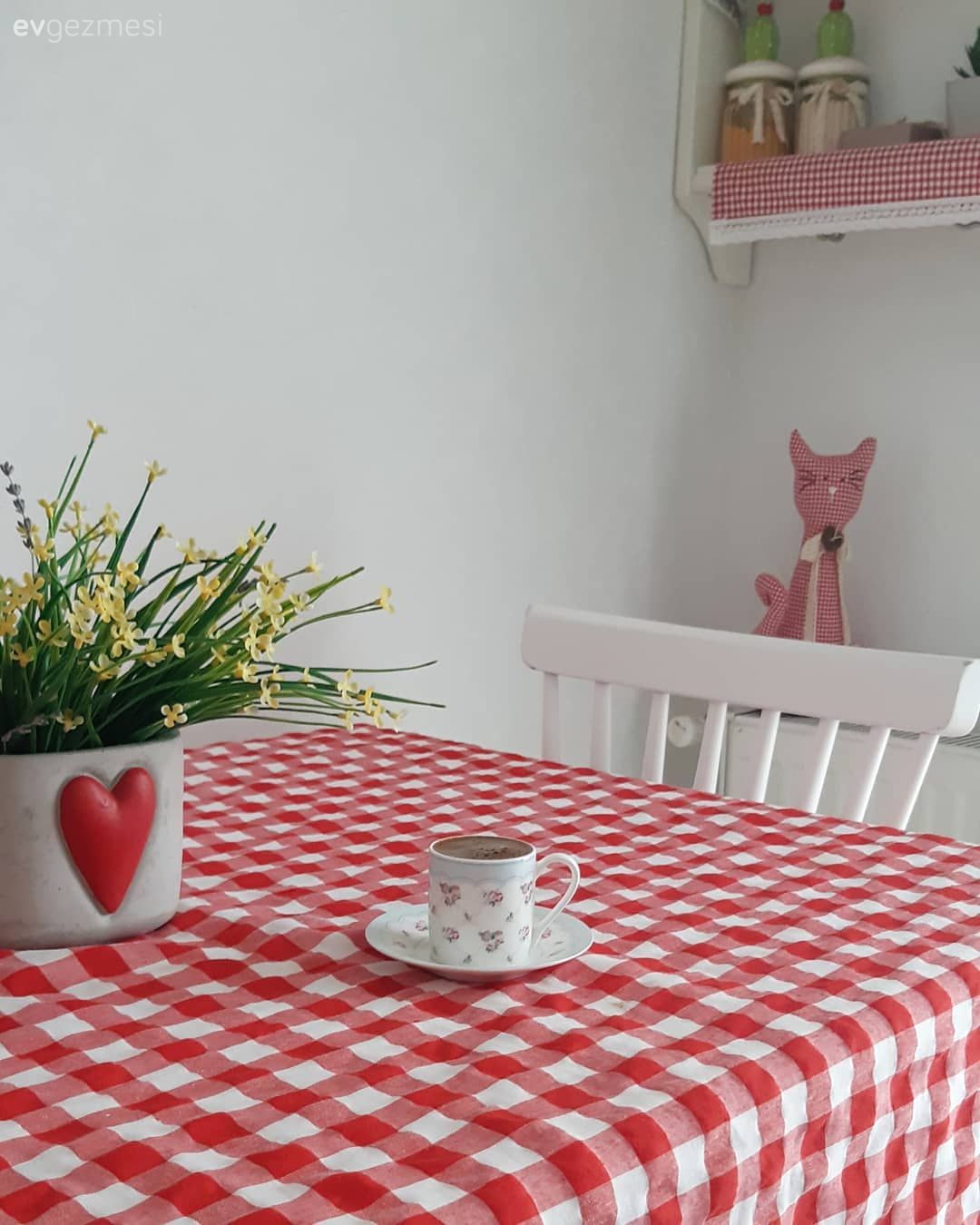 Kırmızı Pötikareler Bu Mutfağa Pek Yakışmış (Tereğe Dikkat)