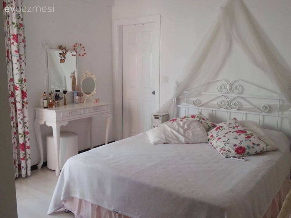 Eda hanımın tamamını kendi emeği ile yenilediği, romantik ve zarif evi