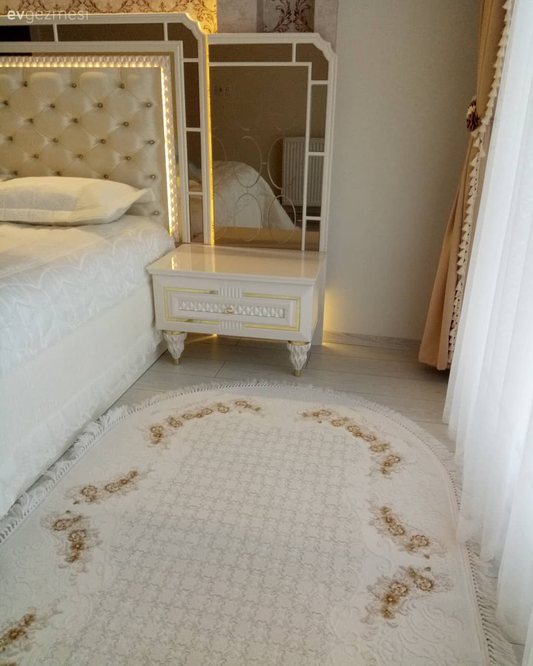 Bu evde klasik stil mobilyalar, krem ve altın renklerle nazik bir çekicilik kazanmış.