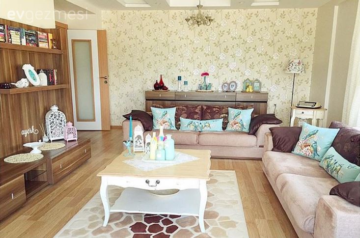 Ayşe hanımın bol dekoratif aksesuarla şekillenen cıvıl cıvıl evi..