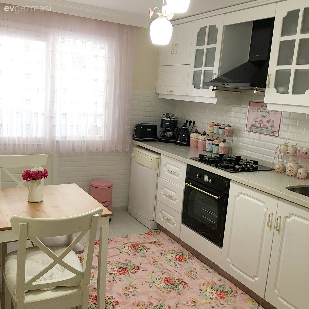 Country esintili mutfak ve şık banyo. Esra hanımın evinden..