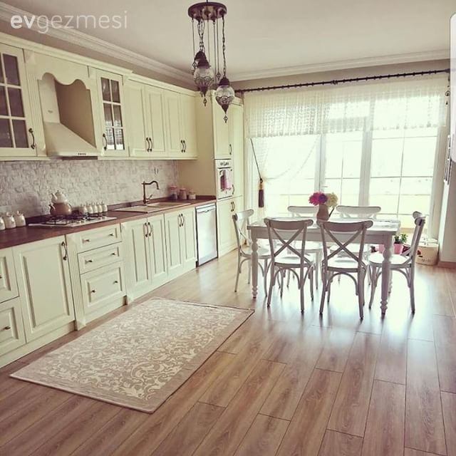 Ferah ve akıcı olduğu kadar canayakın da bir ev. Nil hanımın zarif dekoru..