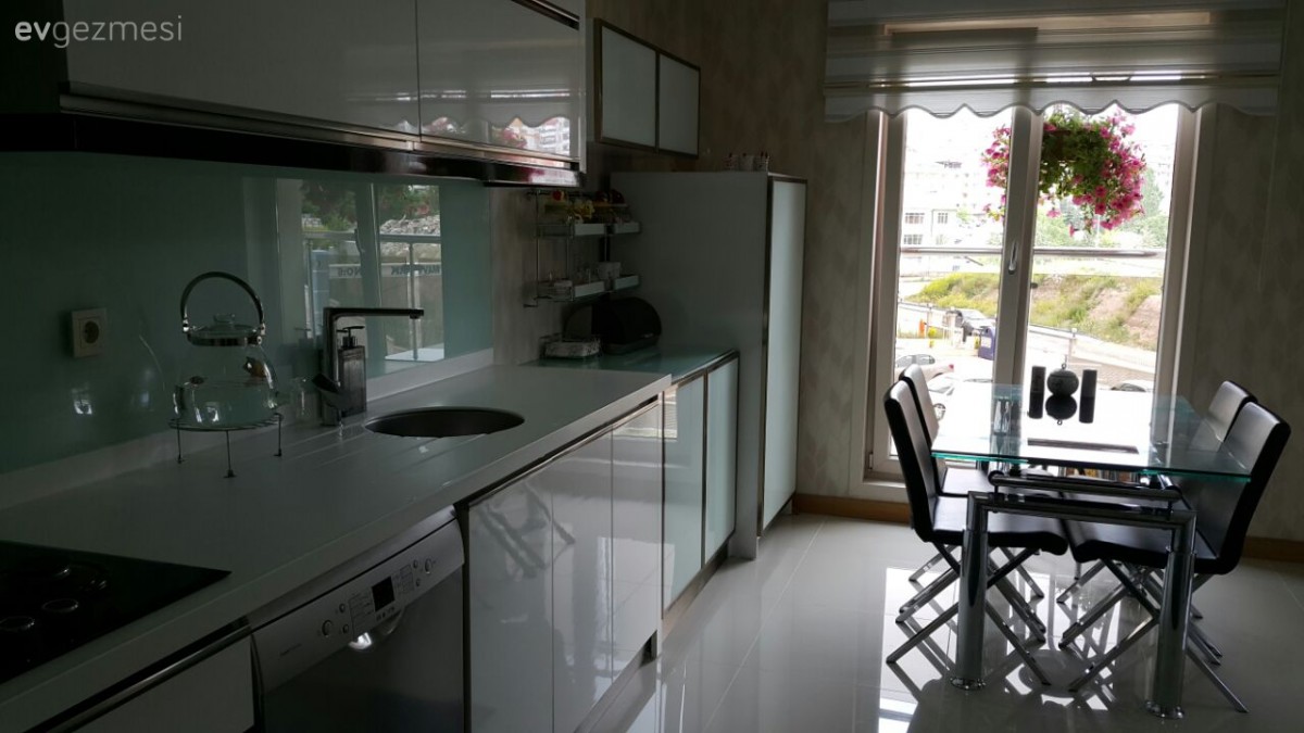 Hülya hanımın modern beyaz mutfağı ve cıvıl cıvıl balkonu..