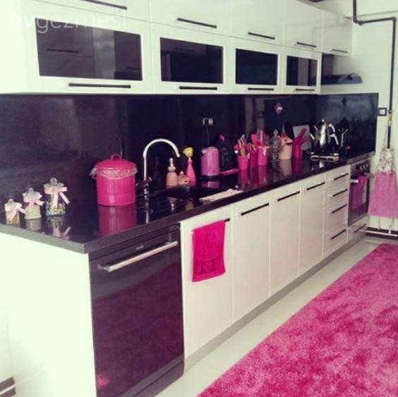 Her odasında hareketli desen ve renklerle Zeynep hanımın uyumlu evi..