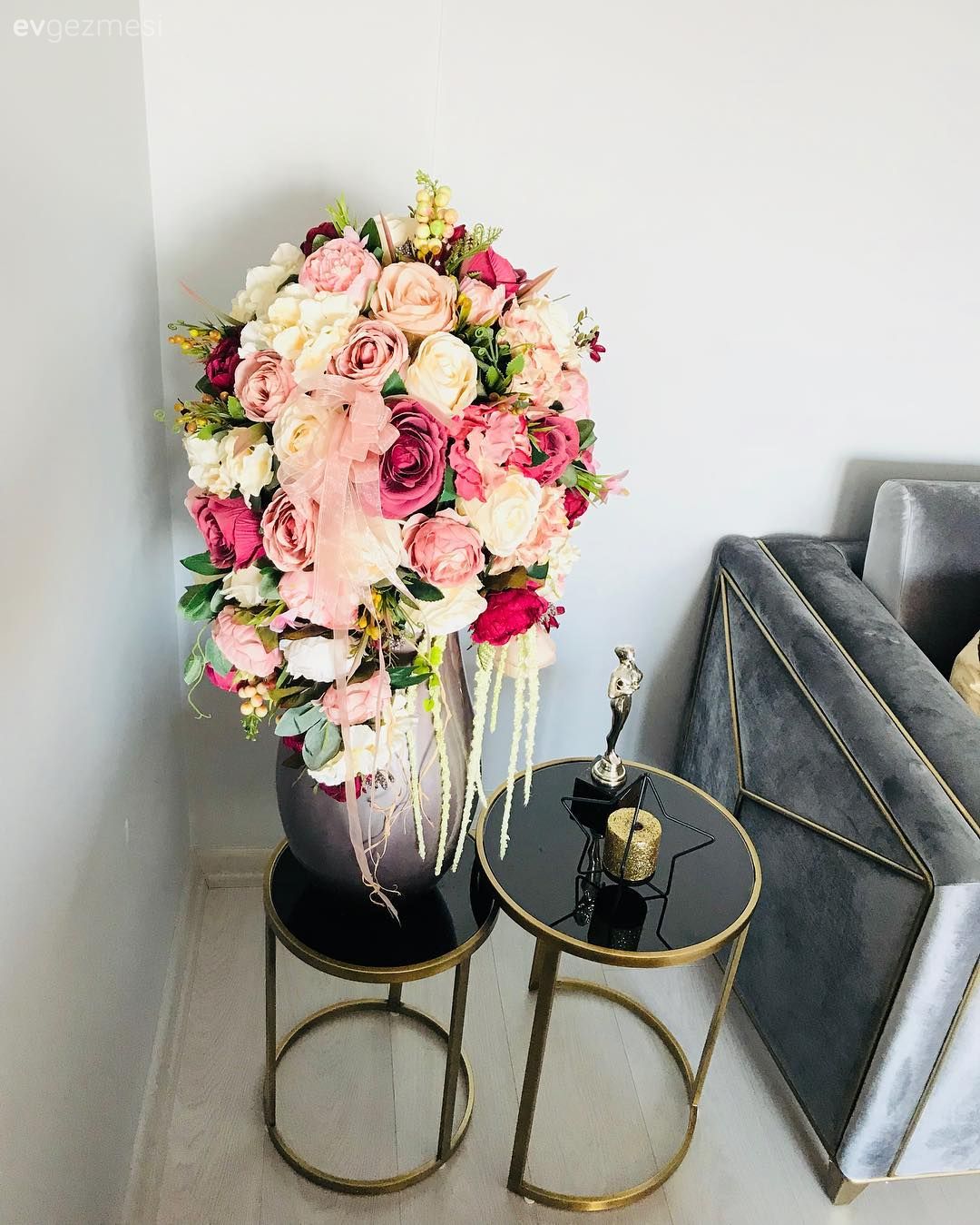 Yapay çiçekler, Metal ayaklı sehpa, Salon