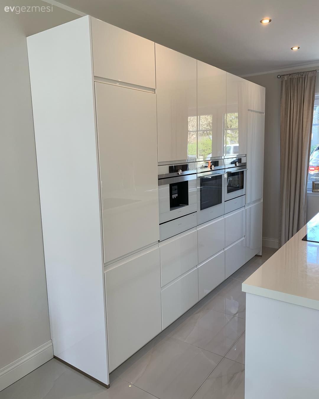 Spot aydınlatma, Mutfak, Modern mutfak, Beyaz mutfak, Kulpsuz mutfak dolabı