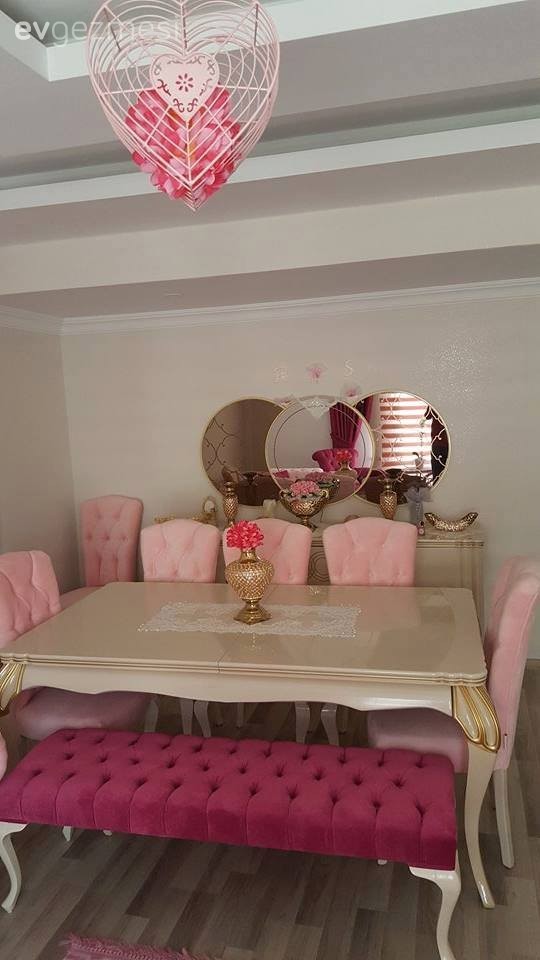 Açık, koyu pembe tonları ve altın vurgusuyla şık ve cıvıl cıvıl bir ev..