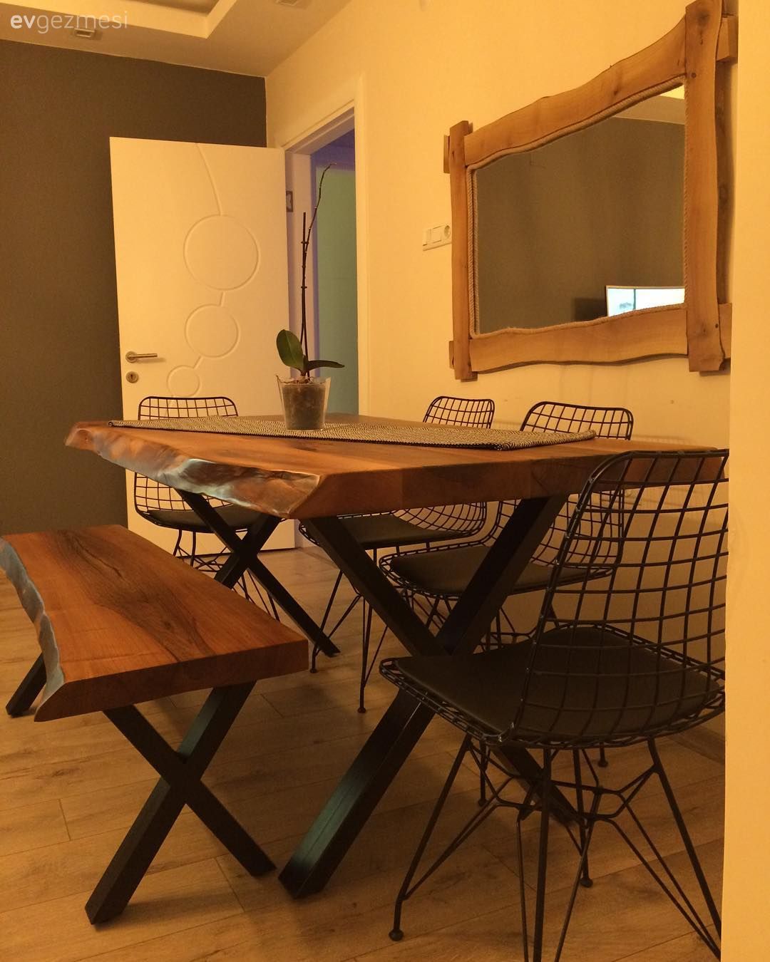 Stil sahibi görünüm, davetkar ve keyifli bir atmosfer. Burcu hanımın evinden..