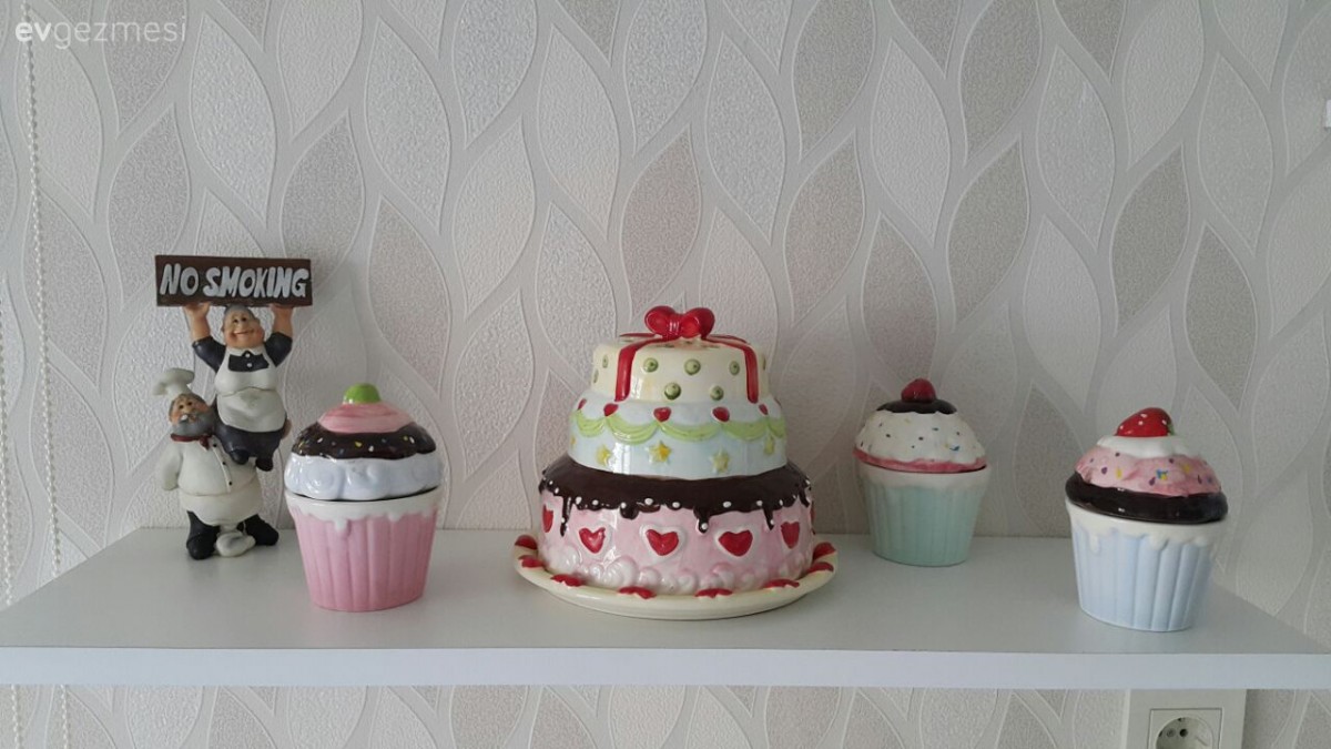 Hülya hanımın modern beyaz mutfağı ve cıvıl cıvıl balkonu..