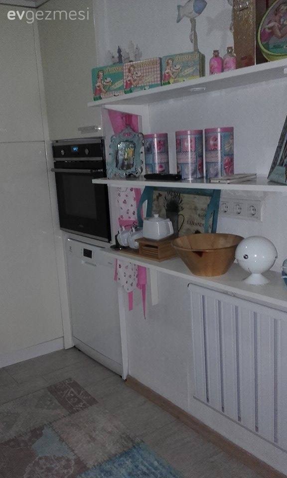 Esra hanımın el emeğiyle yenilediği, renkli ve cıvıl cıvıl evi..