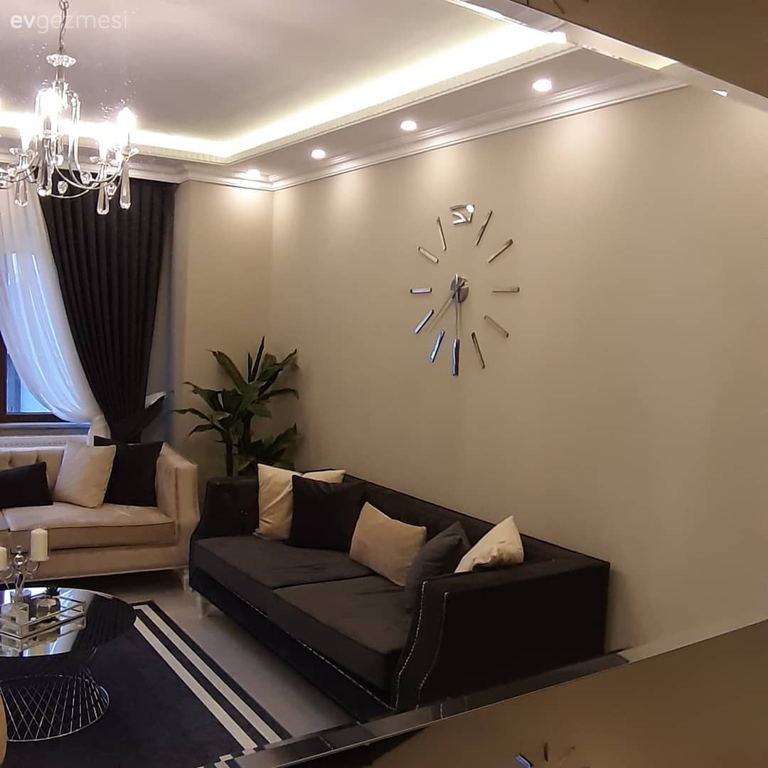 Spot aydınlatma, Avize, Krem, Salon avizesi, Salon, Halı, Gri, Kırlent, Duvar saati, Aynalı saat