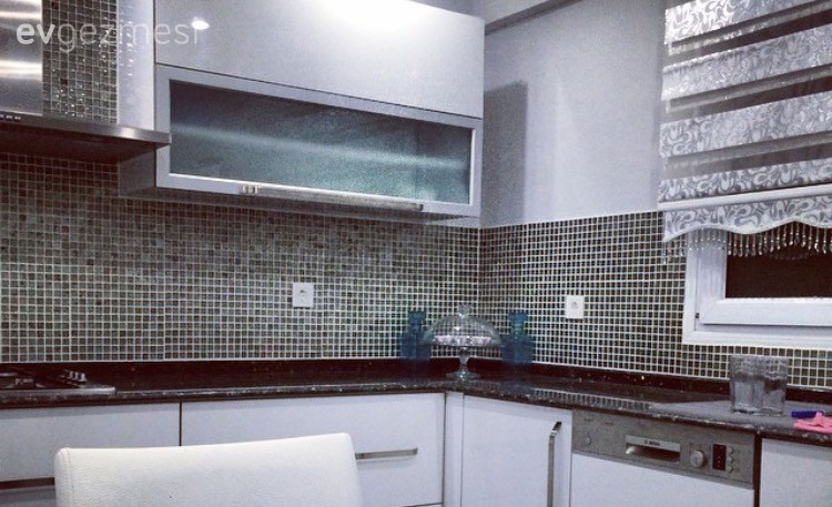 Beyaz ve gri uyumunda: Emine hanımın konforlu ve şık evi..