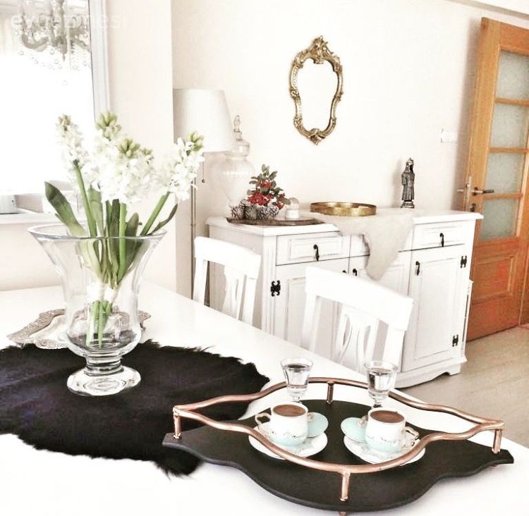 Nostaljik detaylar, el emeği dokunuşlar. Gül hanımın siyah, beyaz evi..