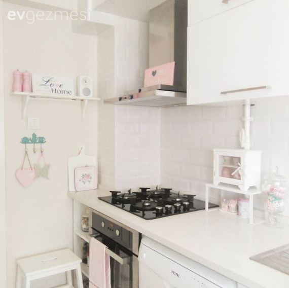 Bilgen hanımın pastel tonlarla, zarif ve iç açıcı mutfağı..