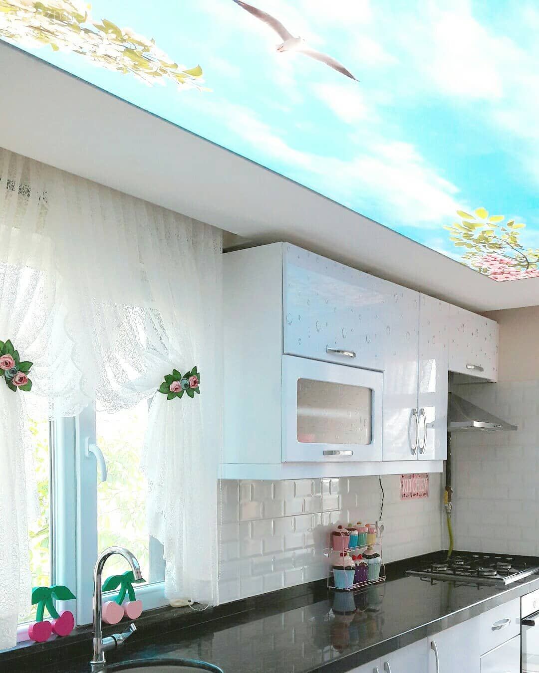 Mavi ve beyaz uyumu ile duru ve canlı. Yasemin hanımın evi..