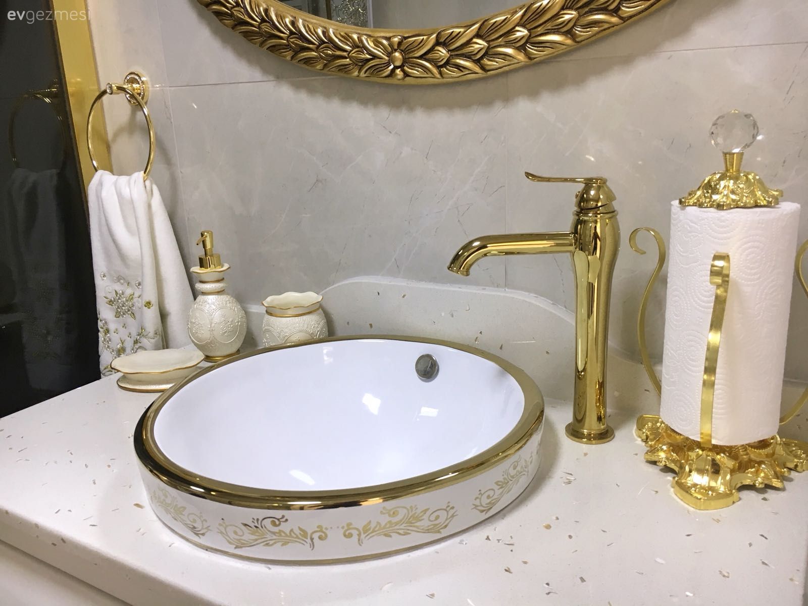 Tezgah üstü lavabo, Altın, Banyo