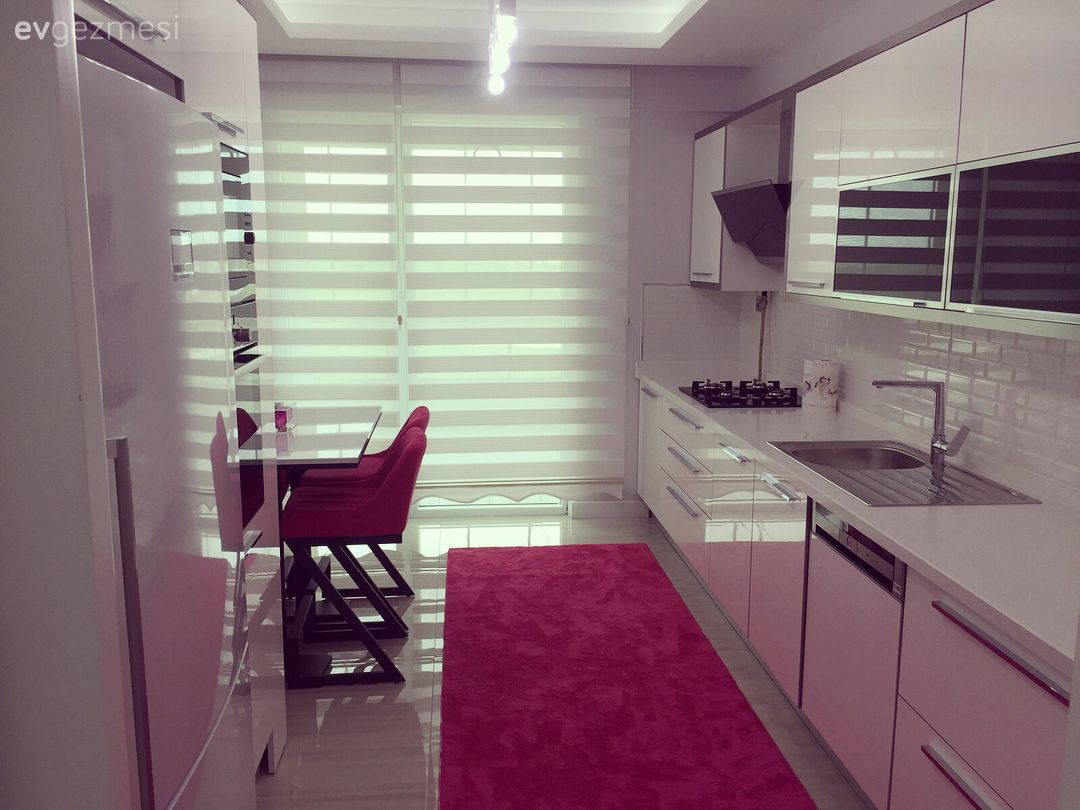 Modern mutfak, Mutfak, Mutfak halısı, Mutfak masası, Fuşya, Pembe, Mutfak perdesi, Beyaz mutfak, Koridor tipi mutfak