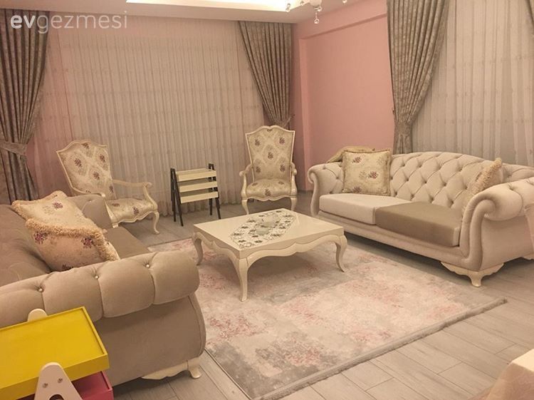Salon, Pembe duvar, Orta sehpa, Berjer, Halı, Krem, Pembe