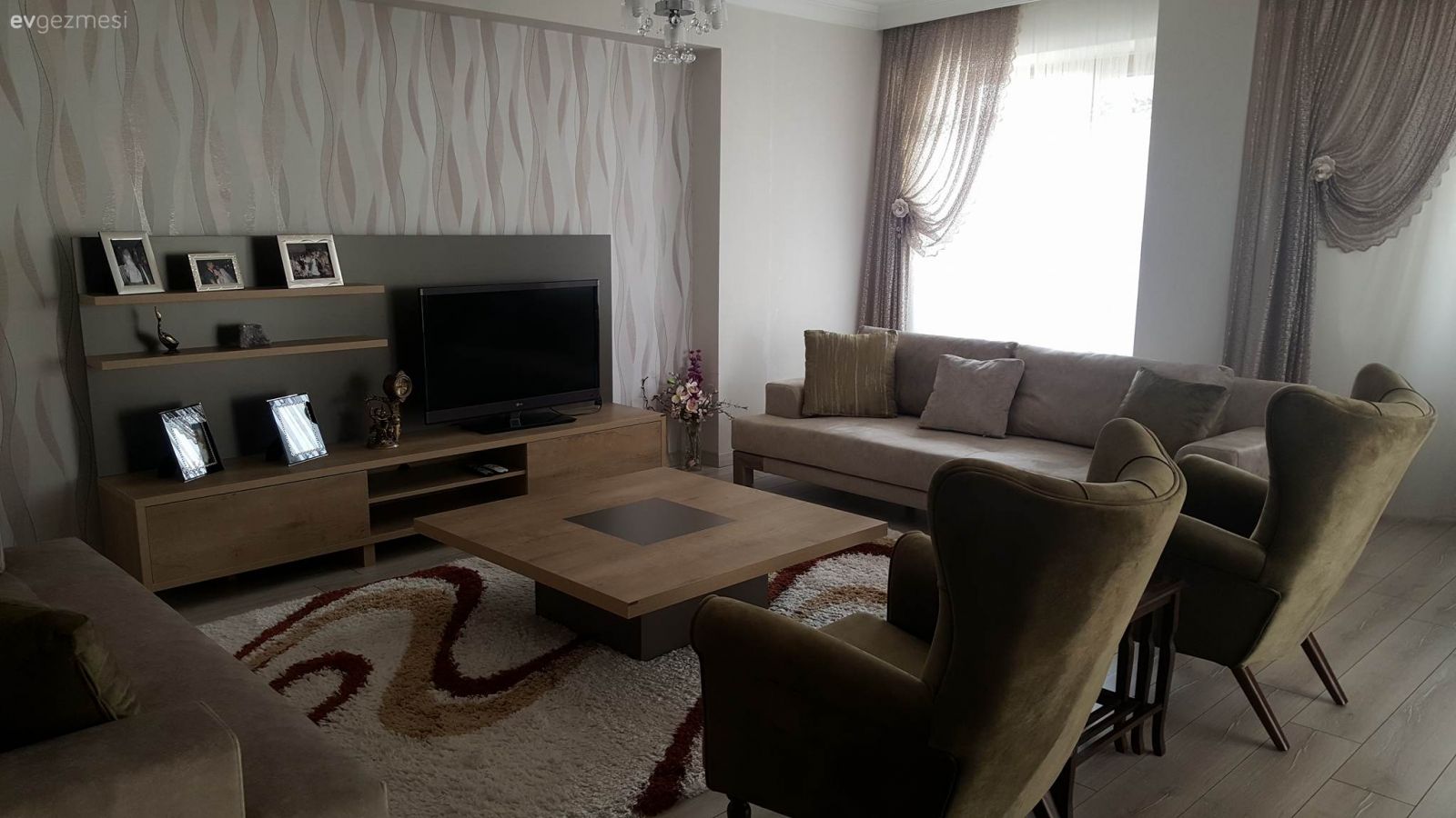 Yeni gelen mobilyalarla beraber salonu nasıl düzenlemeli? Fikirleri bekleriz!