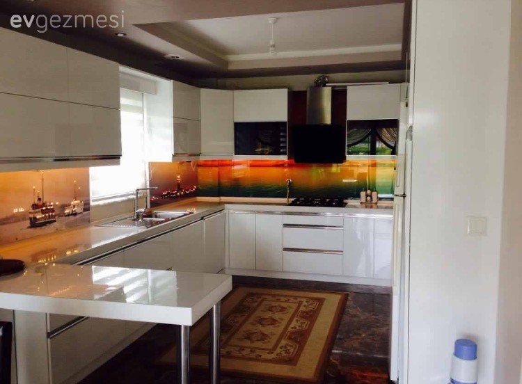 Emine hanımın manzaralı tezgah arası ile canlanan mutfağı..