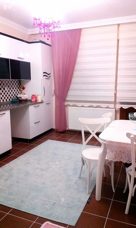 Meryem hanımın, sıcak renklerle döşediği aydınlık evi..