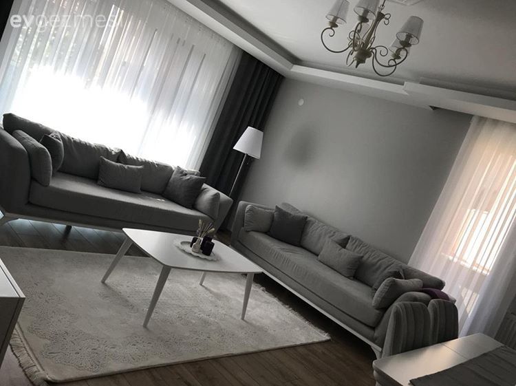 Salon, Gri, Orta sehpa, Halı, Beyaz halı, Fon perde, Avize, Lambader