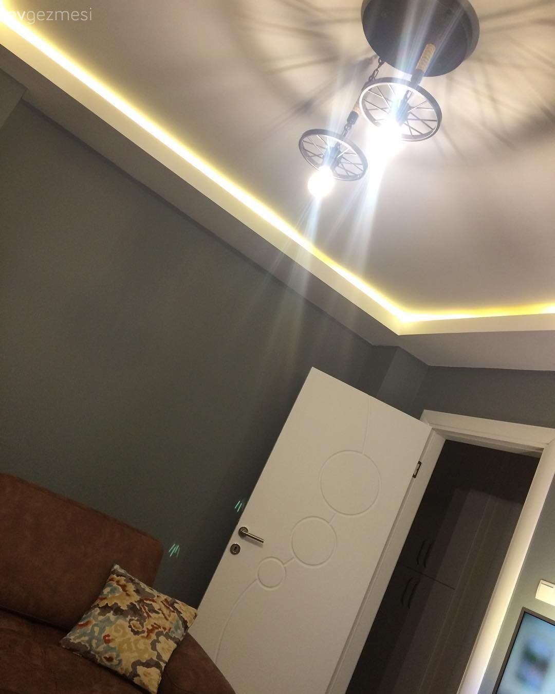 Stil sahibi görünüm, davetkar ve keyifli bir atmosfer. Burcu hanımın evinden..