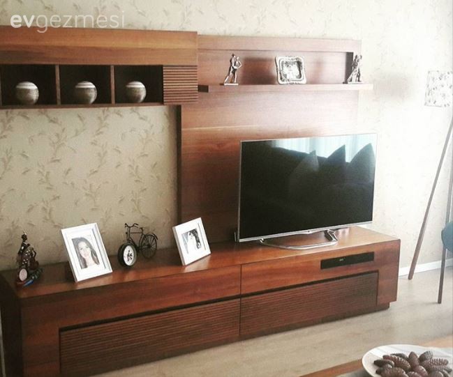 Burcu hanımın ahşabın sıcaklığı etkisindeki evinde sofistike bir dekor