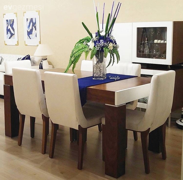 Esra hanımın beyaz ve lacivert uyumunda, şık salon dekoru..