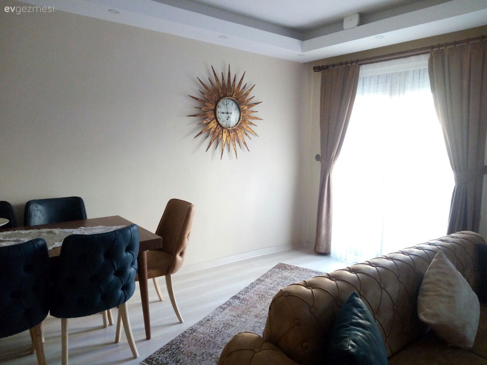 Mutfakta neşeli, salonda sade ve sıcak. Keyifli ve şık bir dekor.