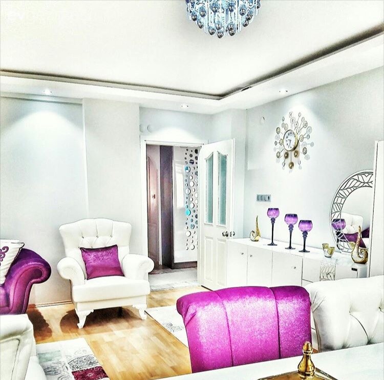 Melike hanımın mor ve beyaz uyumuyla şık evi..