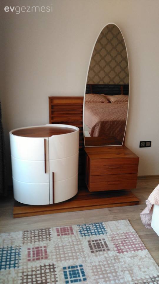 Dilara hanımın geniş evinde, abartıdan uzak ve şık bir dekor..