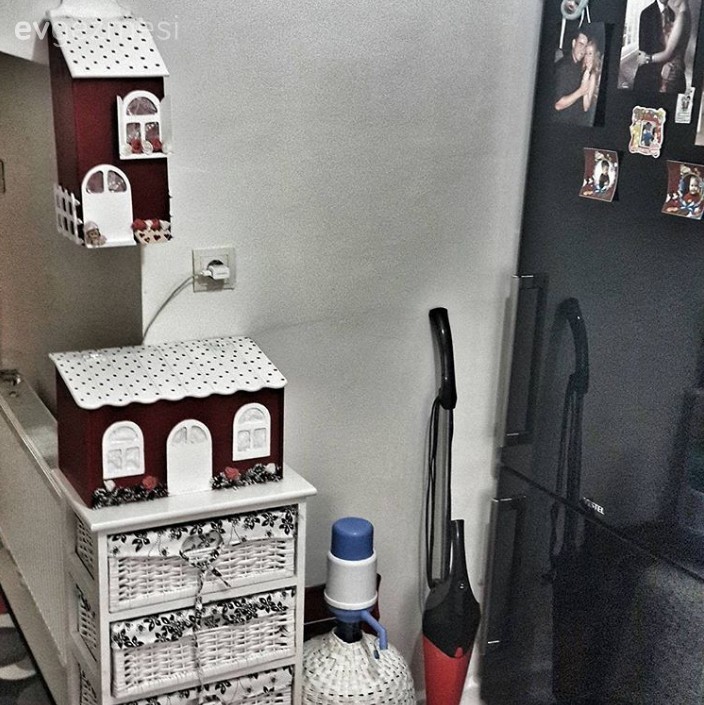 Seval Hanım'ın iç açıcı ve cıvıl cıvıl evinde ev gezmesindeyiz..