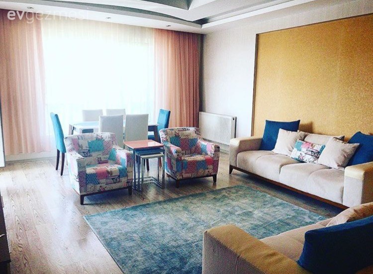 Müzik öğretmeni Çiğdem hanımın enerjisi yüksek salonu.