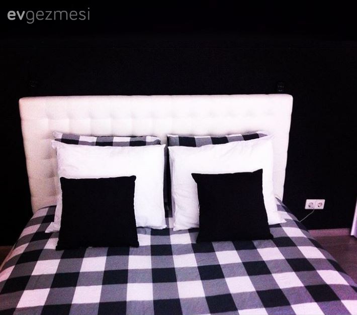 Siyah-beyaz filtrelerden çıkmış gibi, modern ve göz alıcı bir ev..