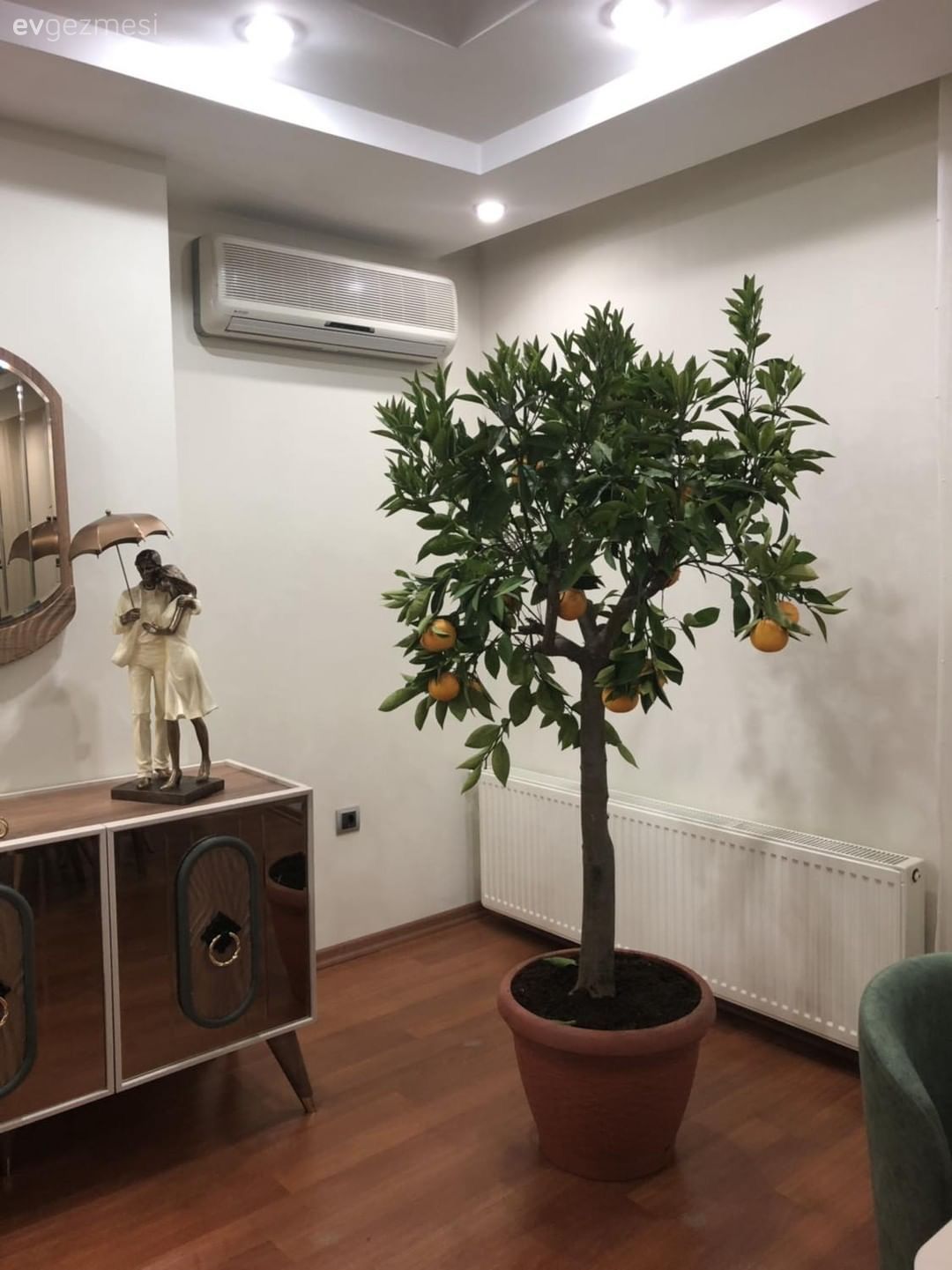 Salon Değil Sanki Galeri. Aksesuarlarıyla Kimlik Kazanan Bir Ev