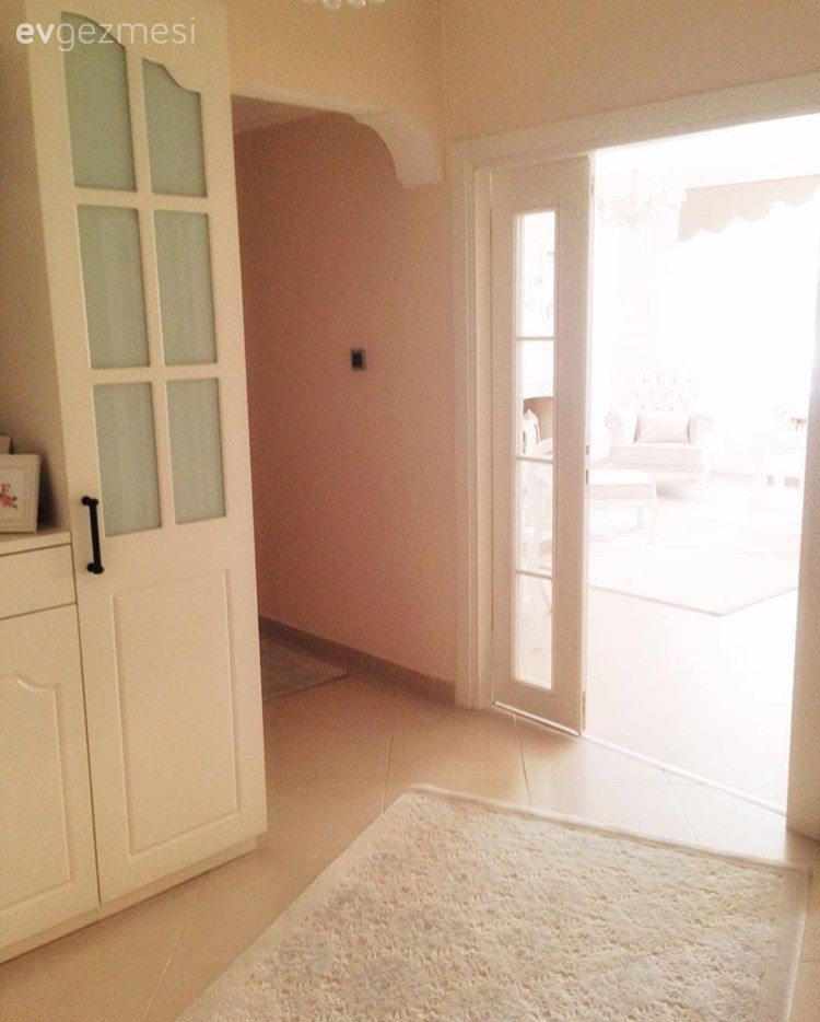 Country (kır evi) stilde, her köşesi özenli ve iç açıcı bir ev..