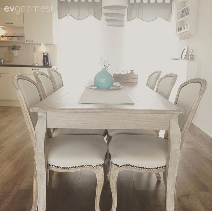 Tuba hanımın sadeliği ön planda tutan zarif ve sıcak evi..