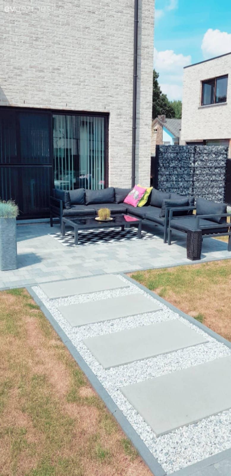 Sakin renklere eğlence katan dokunuşlar. Sade ve neşeli bir ev..