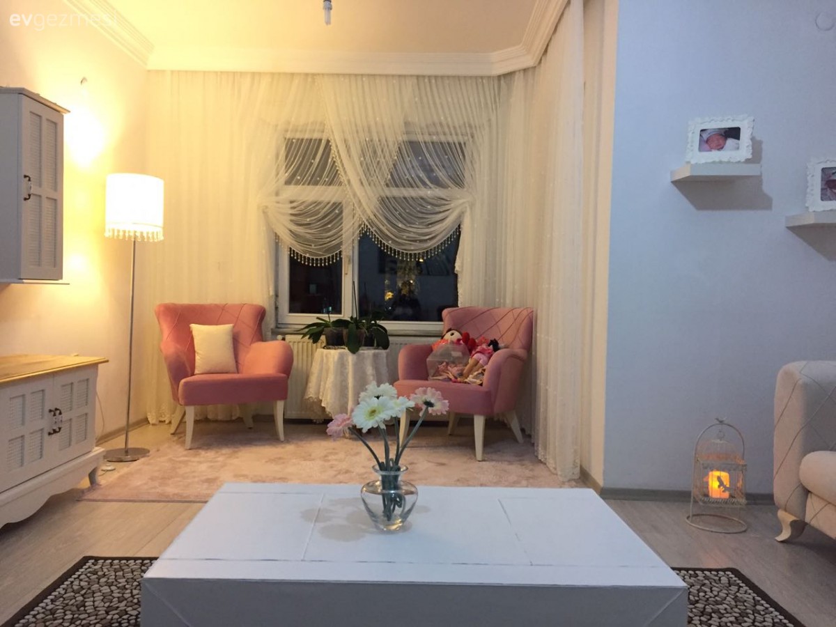 Berjer, Kruvaze perde, Lambader, Orta sehpa, Pembe, Perde, Salon, Aydınlatma