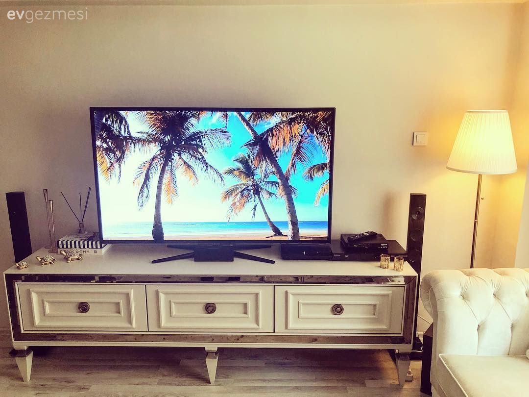 Salon, Tv ünitesi, Aynalı mobilya, Lambader, Krem