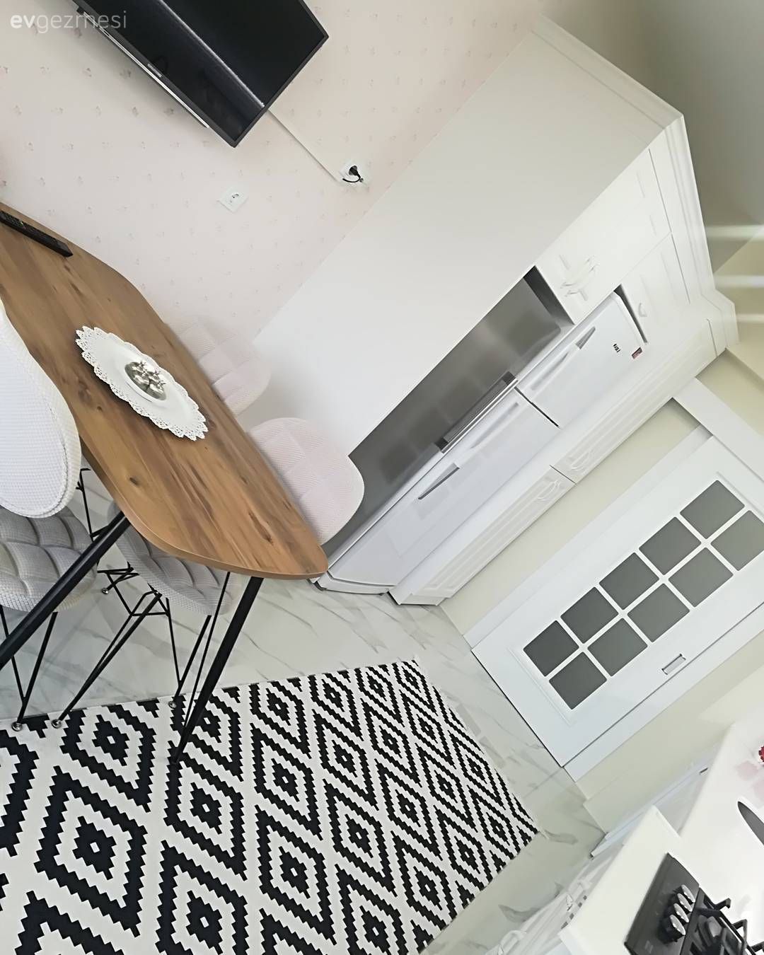 Mutfak masası, Beyaz mutfak, Mutfak, Mutfak halısı, Halı, Geometrik desen, Siyah- Beyaz, Mutfak tadilat