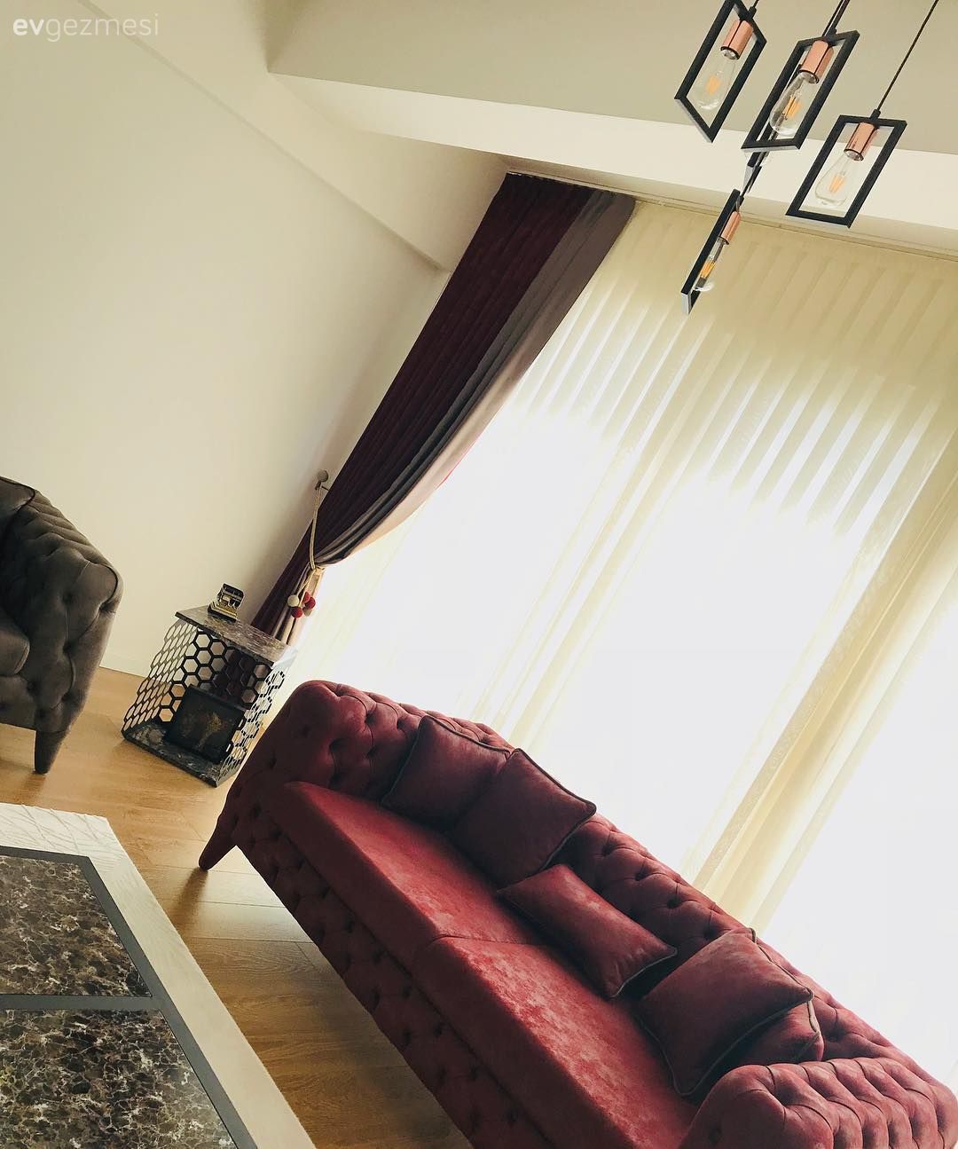 Bu Işıltılı Evin Dikkat Çeken Renkleri Açık Tonlarla Dengede.