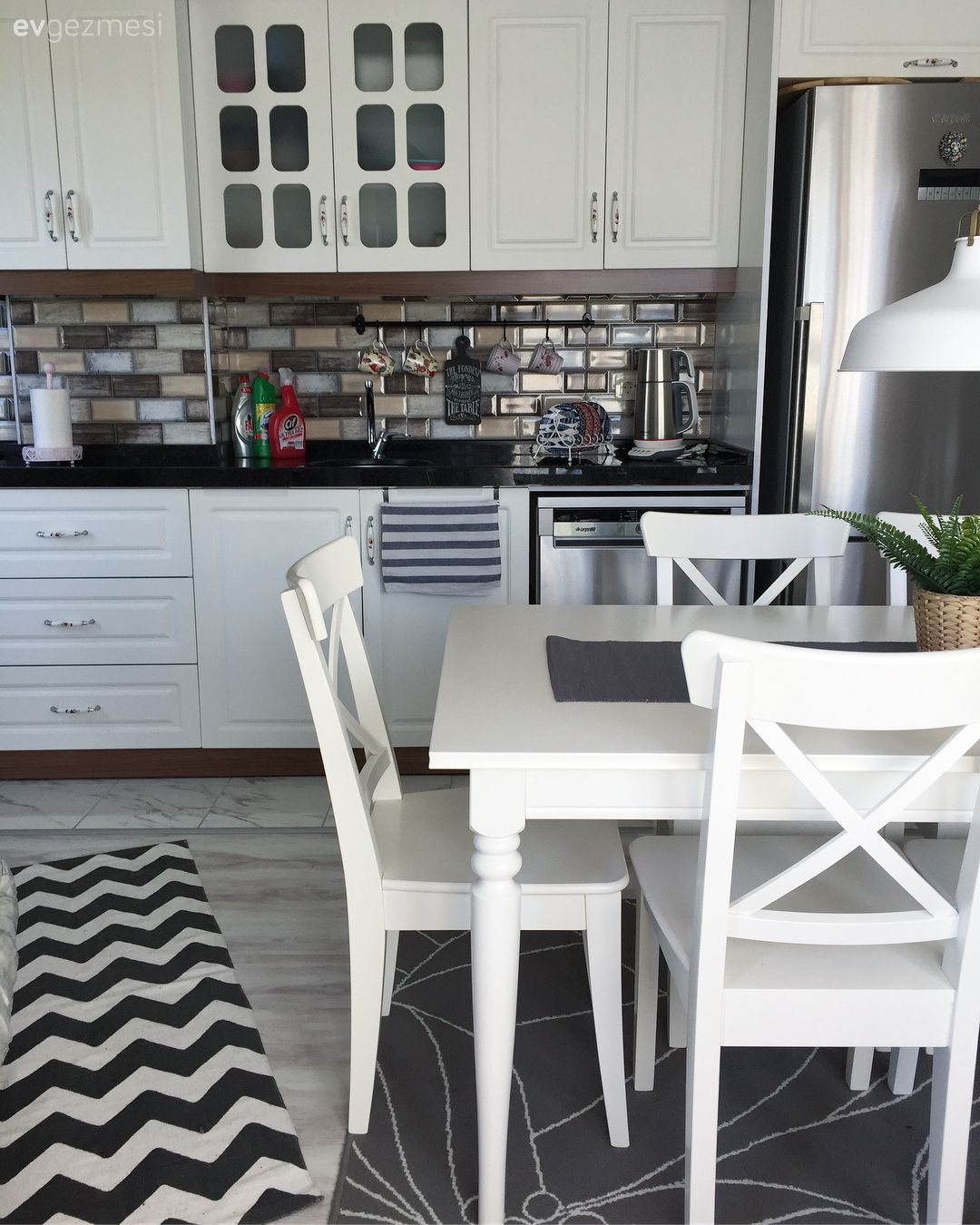 Sakin renkler, kişisel dokunuşlar. Mine hanımın konforlu ve keyifli evi..