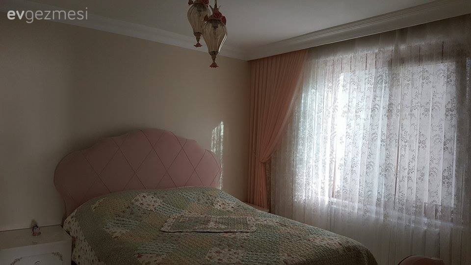 Esengül hanımın küçük alanda ferahlığı yakaladığı, tatlı evi..