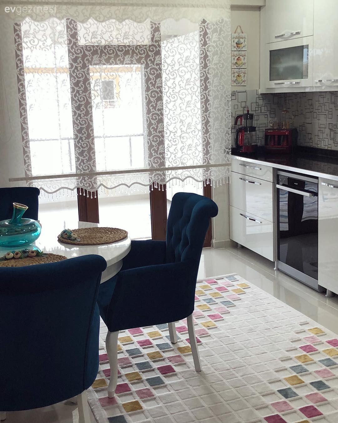 Beyaz, pembe ve altın uyumuyla feminen şıklık. Merve hanımın evi..